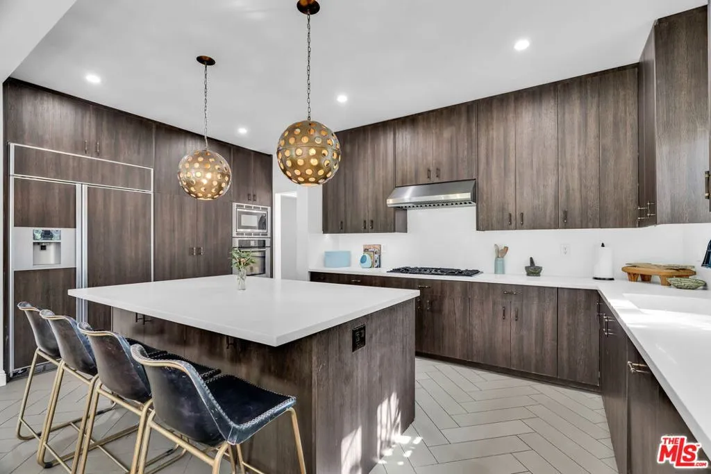 911 S Victoria Avenue, Los Angeles, California 90019 home-pic-11